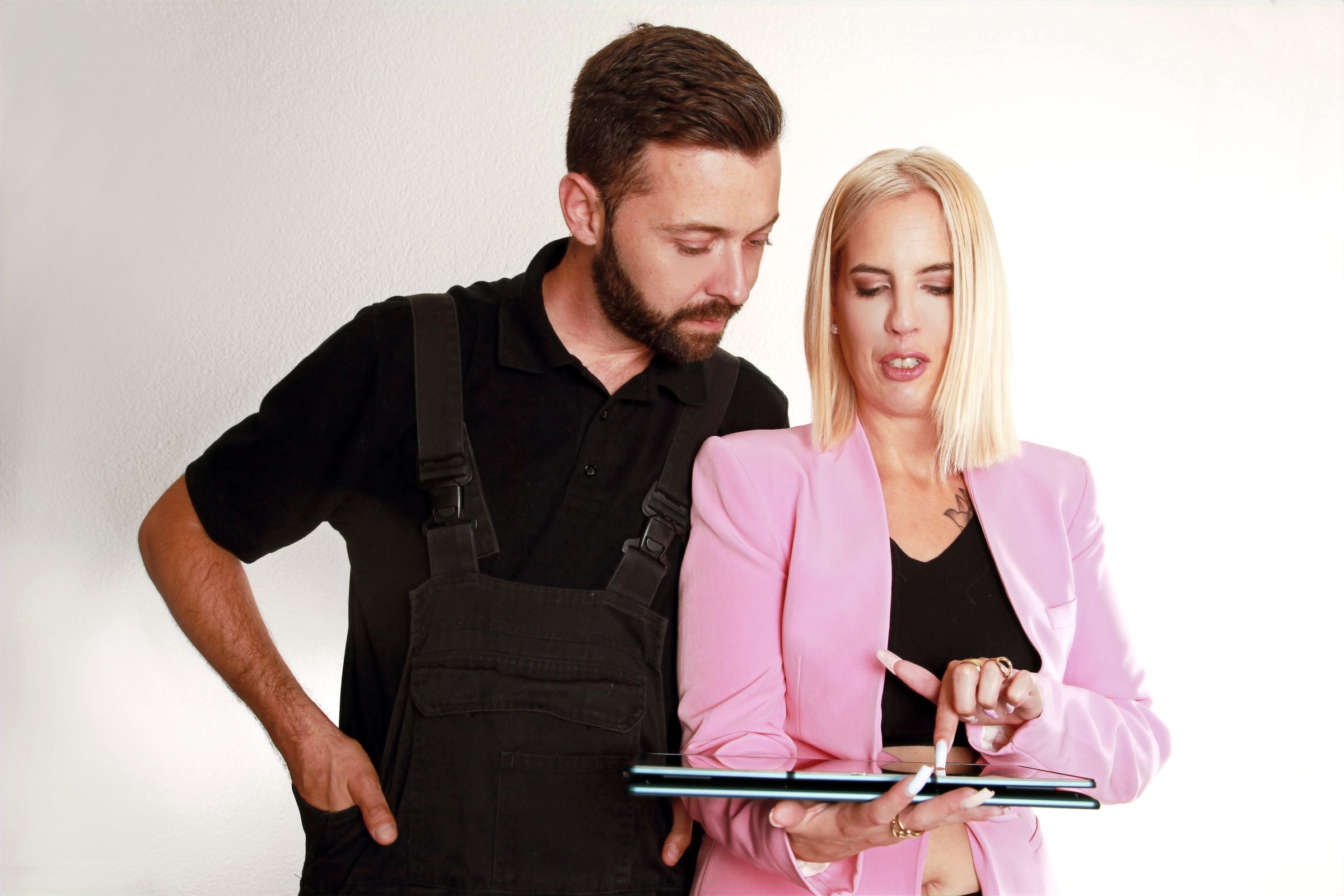 Un artisan indépendant consulte une tablette avec Coralie Papaux
